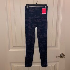 NWT SPANX Look At Me Now Leggings Size Small Black Camo